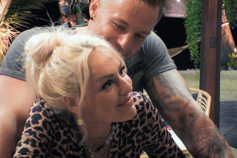 Samantha fühlt sich mit Daniels Nähe sichtlich unwohl.