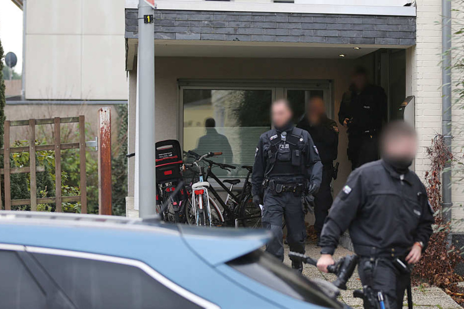 Polizisten verlassen das Wohnhaus eines Italieners.