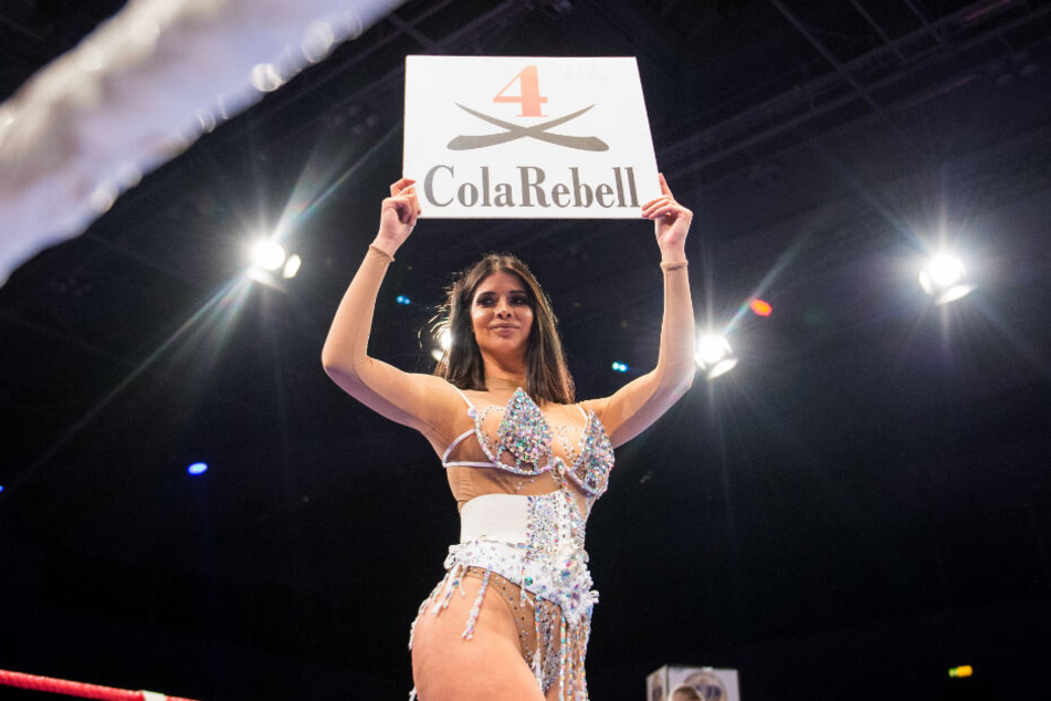 Micaela Schäfer, Model, zeigt bei der Dinner-Box-Gala - Night of the Campions in der Alsterdorfer Sporthalle als Nummerngirl die nächste Runde an.