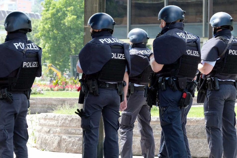 Mehrere Polizisten durchsuchten die rund 60 Gebäude. (Symbolbild)