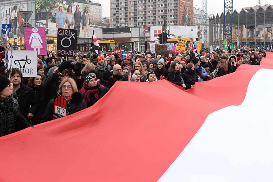 Demonstranten nehmen an einem Protest in Warschau gegen die Verschärfung des Abtreibungsgesetzes teil. Abtreibungsgegner die Abtreibung missgebildeter Föten verbieten lassen.