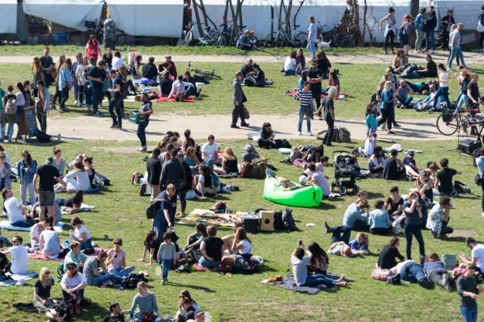 Besucher genießen das Wetter im Mauerpark.