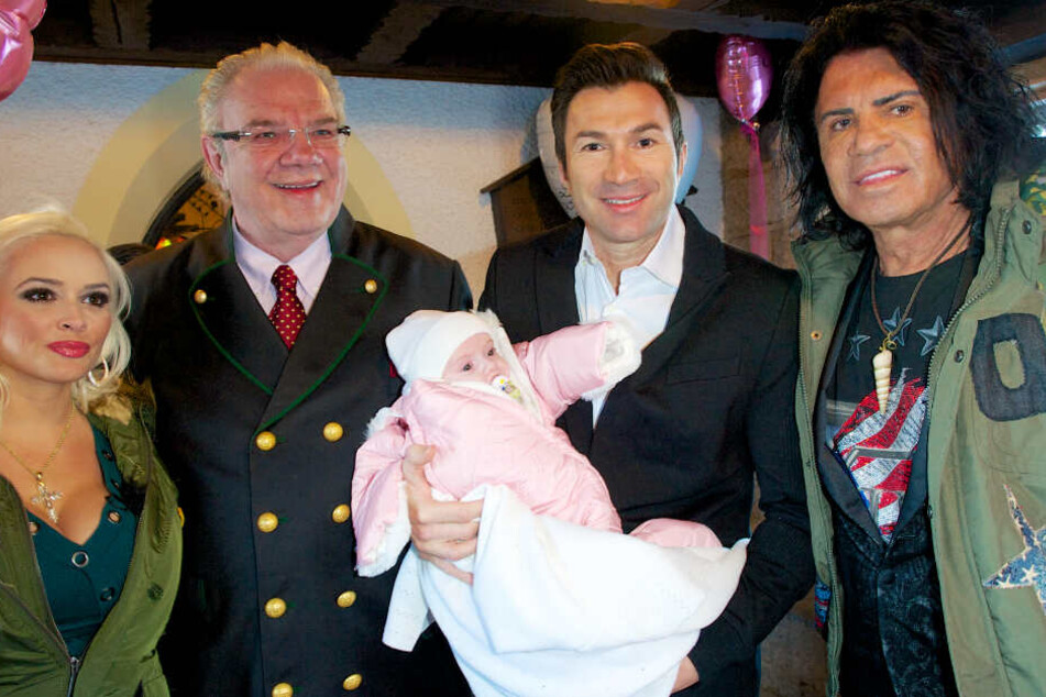 Daniela Katzenberger, Fürst Heinz von Sayn-Wittgenstein, Sänger Luca Cordalis mit Täufling Sophia und Lucas Vater, der inzwischen verstorbene griechische Schlagersänger Costa Cordalis, vor der Taufe der kleinen Sophia.