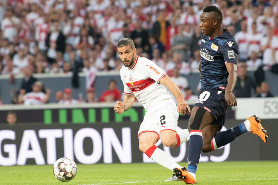 Emiliano Insua im Zweikampf mit Suleiman Abdullahi.