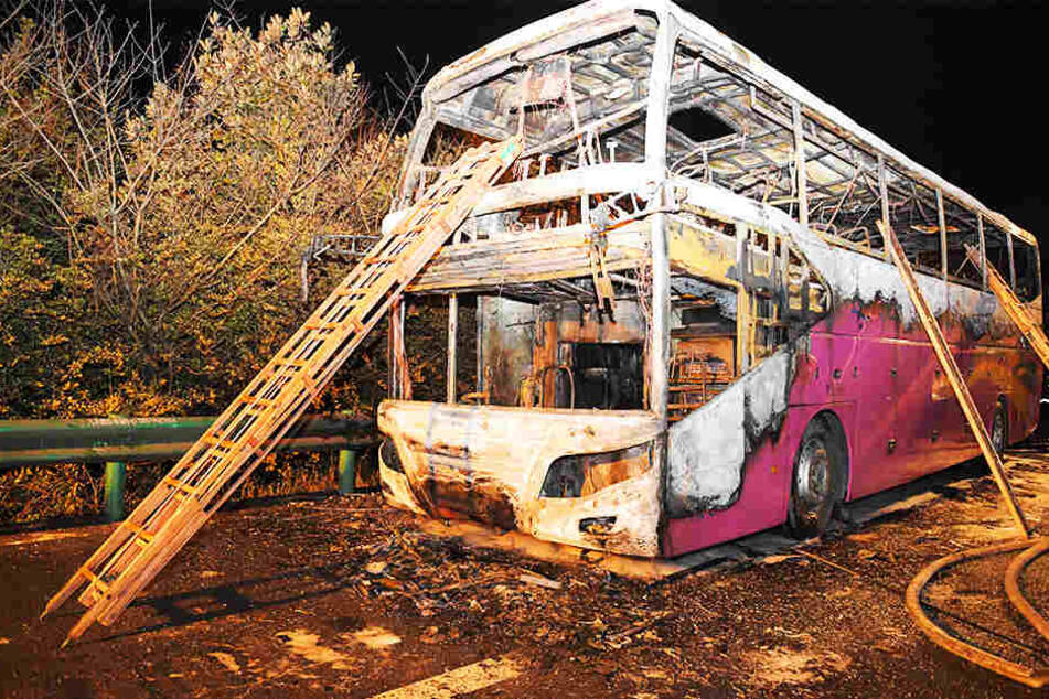 26 Menschen wurden getötet und zahlreiche weitere verletzt, als der Reisebus aus der benachbarten Provinz Henan plötzlich Feuer fing.