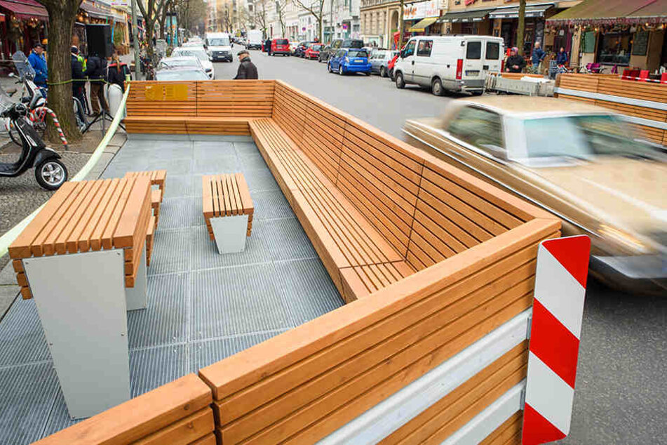 Statt ihr Auto zu parken, können Anwohner der Bergmannstraße durch Sitzecken auf der Straße entspannen.