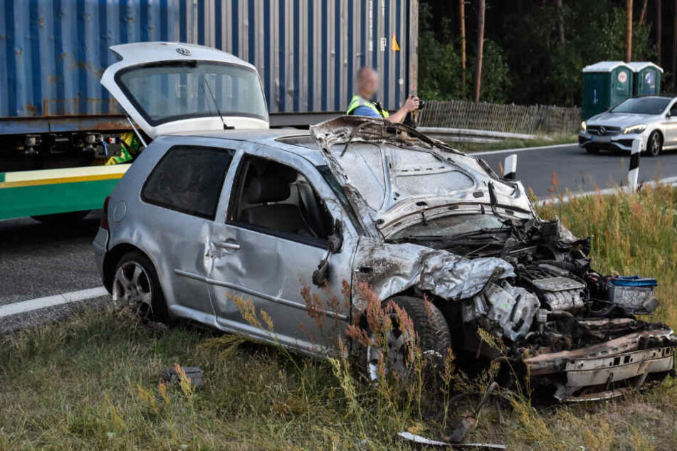 Der VW-Fahrer konnte sich noch aus eigener Kraft aus dem Fahrzeug befreien und den Notruf wählen, doch dann erfasste ihn ein Lkw.
