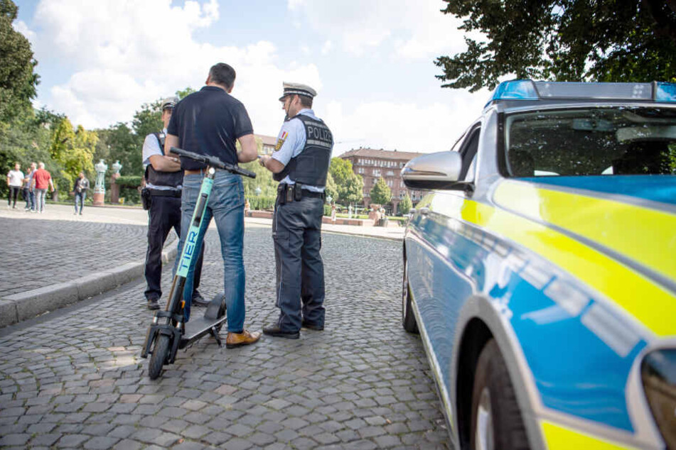 Bei der Polizei weiß man auch von Trunkenheitsfahrten auf den Tretrollern zu berichten. (Symbolbild)