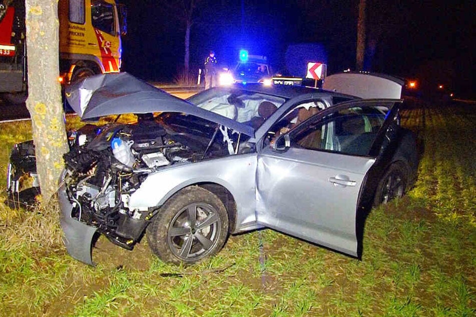 Das Auto wurde bei dem Unfall völlig zerstört.