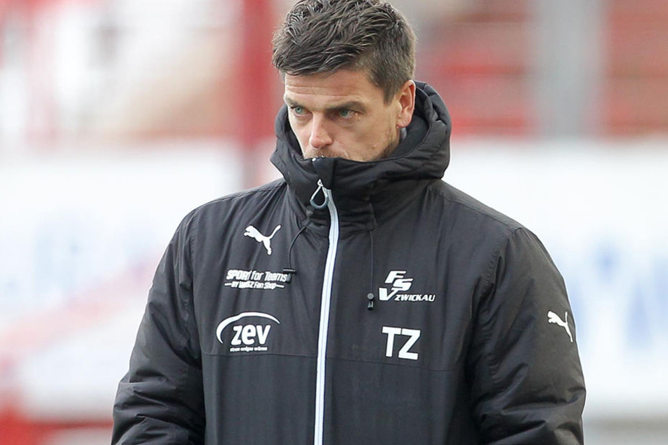 0:1-Niederlage in Karlsruhe trotz guter Leistung seiner Mannschaft - enttäuschter Blick von FSV-Coach Torsten Ziegner.