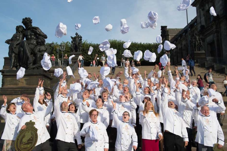 Bäcker und Konditoren des Schutzverbandes Dresdner Stollen ließen am Sonnabend auf der Freitreppe der Brühlschen Terrasse zum 25-jährigen Jubiläum des Verbandes ihre Bäckermützen fliegen.