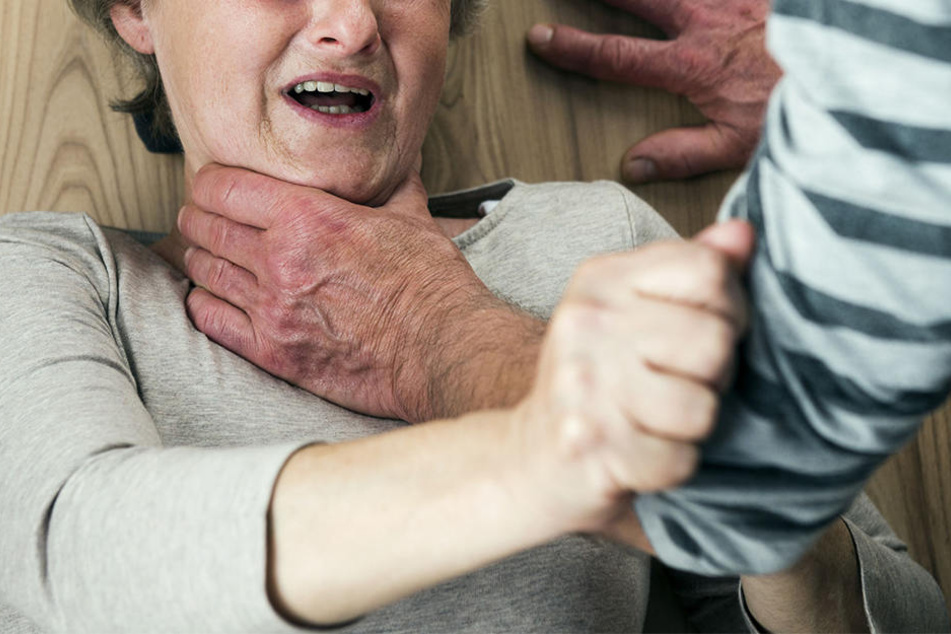Bevor er sich selbst das Leben nahm, soll ein 69-Jähriger seine Frau ermordet haben. (Symbolbild)