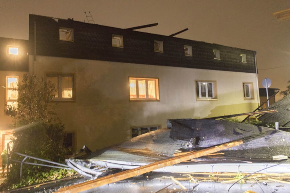 In Stollberg in Sachsen wurde ein Dach abgedeckt.