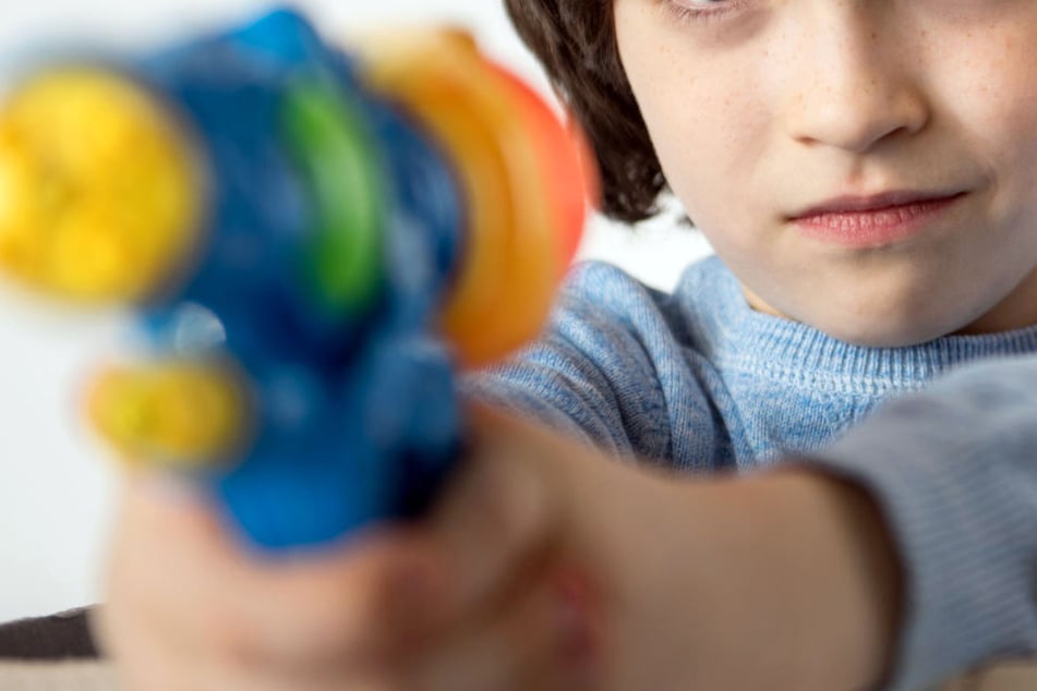 Mit der Spielzeugpistole und einem Taschenmesser bedrohten die beiden Jungs andere Schüler. (Symbolbild)