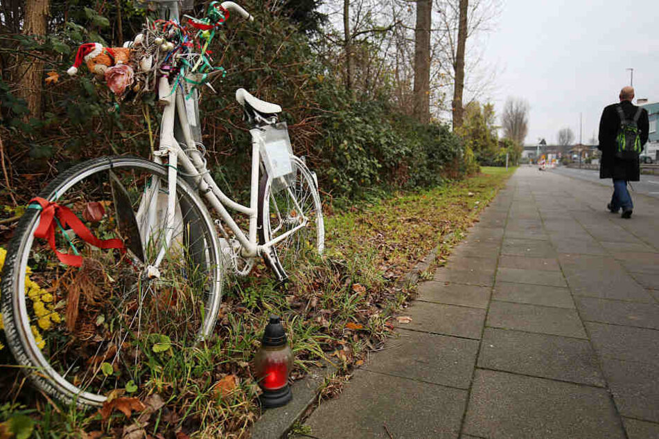 Die Gedenkstätte für die getötete Radfahrerin am Unfallort (Archiv).