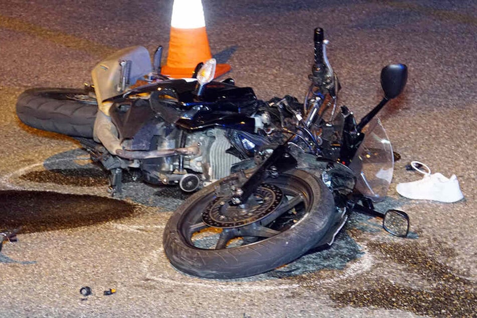 Das Wrack des Motorrads lässt erahnen, wie heftig der Zusammenstoß gewesen sein muss.