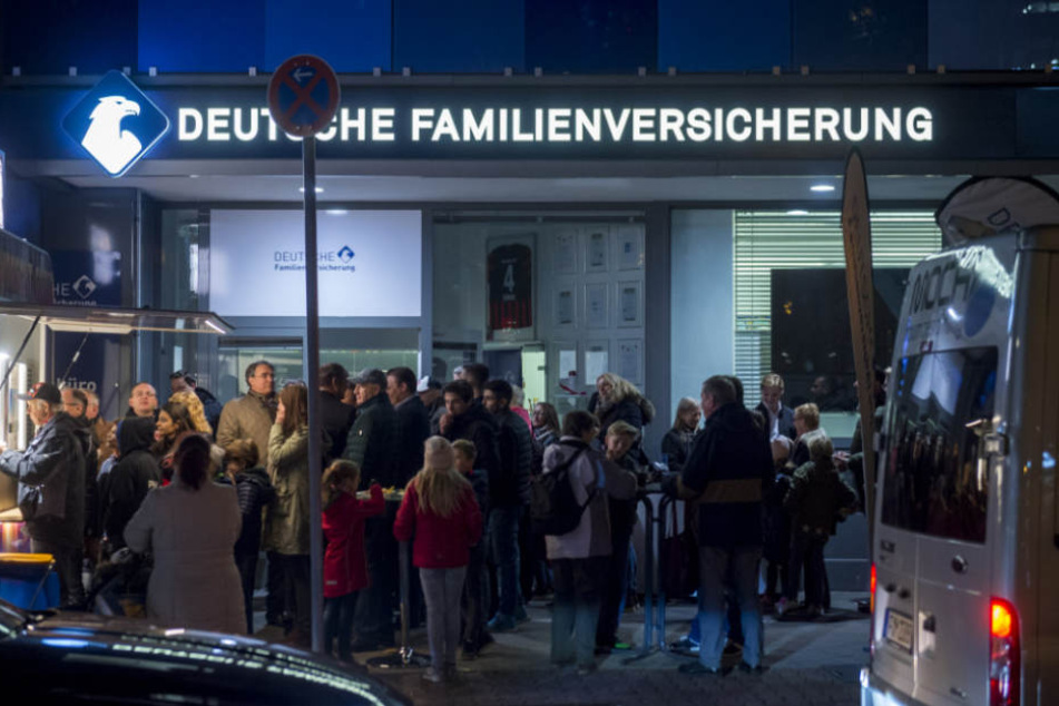 Ordentlich was los: Zahlreiche Fans standen Schlange, um ein Autogramm zu bekommen.