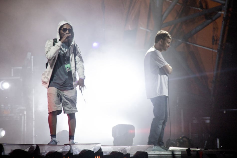 Der Rapper mit Künstlernamen Del the Funkee Homosapien, Sänger der britischen Popband Gorillaz, auf der Bühne des Roskilde Festivals.