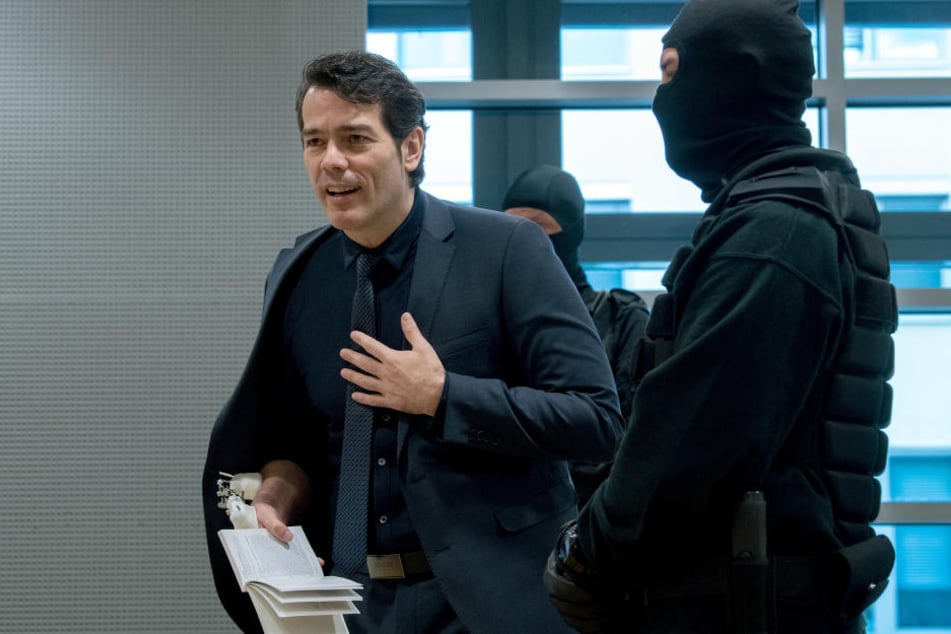 Vor Gericht sieht man Adrian Ursache (43) durchgehend stehen. Die vermummten Beamten empfindet der einstige Mister Germany als "einschüchternd und beängstigend".