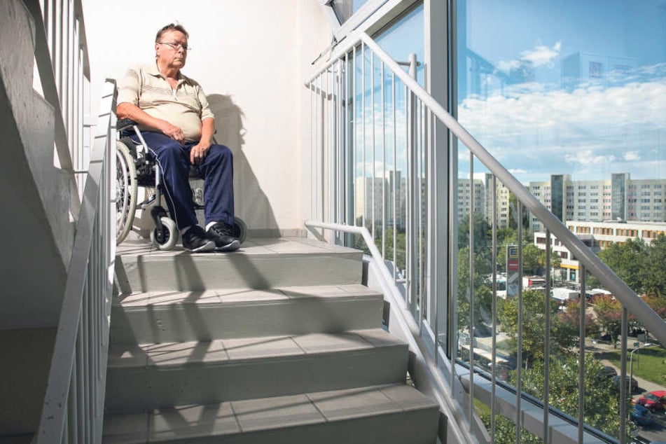 Für acht Tage gefangen im Hochhaus: Mieter und Rollstuhlfahrer Herbert
Liebscher (77).
