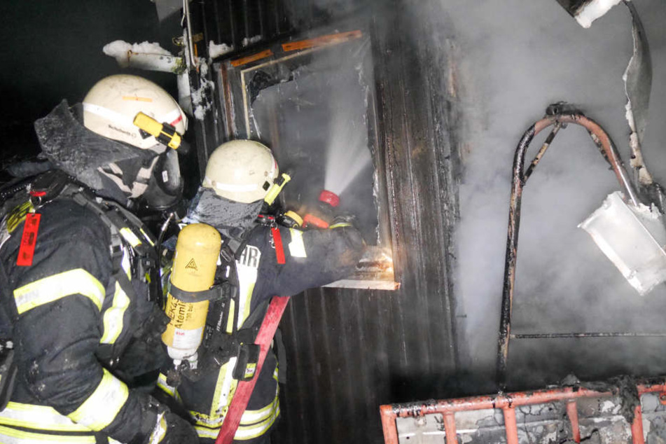 Trotz des schnellen Eingreifens konnte die Feuerwehr ein Übergreifen der Flammen nicht verhindern.
