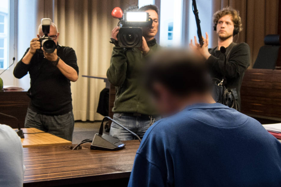 Der Lkw-Fahrer (rechts) hat den Mord an einer 27-jährigen Joggerin bereits zum Prozessauftakt gestanden.