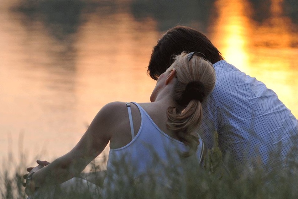 Wer hätte das gedacht? Trotz aller Romantik bei den Frauen kommt "Ich liebe Dich" viel schneller den Männern von den Lippen!