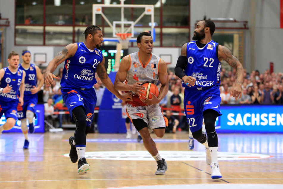 David Hicks und Darrel Mitchell (Rockets) wollen Niners-Mann Chris Carter den Ball abnehmen.