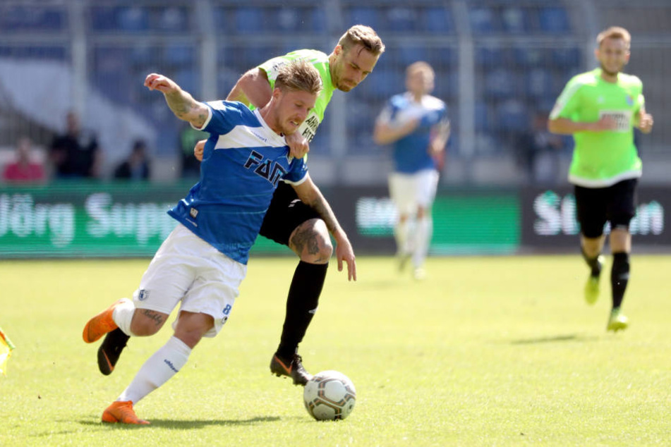 Die Chemnitzer liefen zu oft in dieser Saison der Musik hinterher - wie hier Maurice Trapp (h.) dem Magdeburger Philip Türpitz.