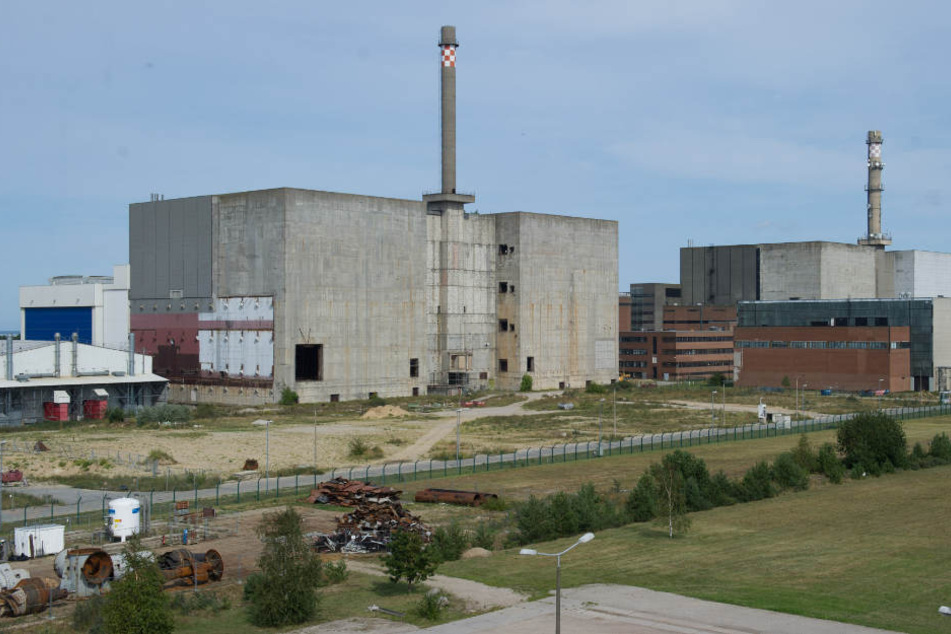 Die Bauruine des Block 8 (l) auf dem ehemaligen Betriebsgelände der "VEB Kernkraftwerke Bruno Leuschner" in Lubmin (Mecklenburg-Vorpommern).