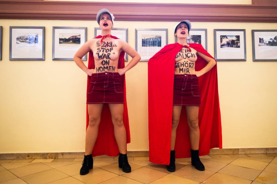 Die beiden Frauen protestierten halbnackt im Gerichtsgebäude.