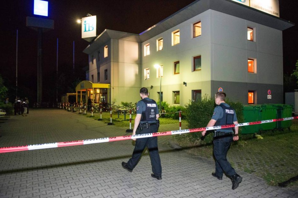 Drei Mal wurde die Polizei in Halberstadt in einer Nacht wegen Auseinandersetzungen in einer Asylunterkunft gerufen. (Symbolbild)