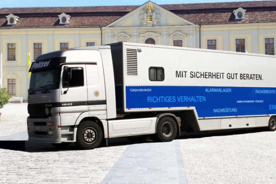 Der Truck des Landeskriminalamts vor dem Ludwigsburger Schloss.