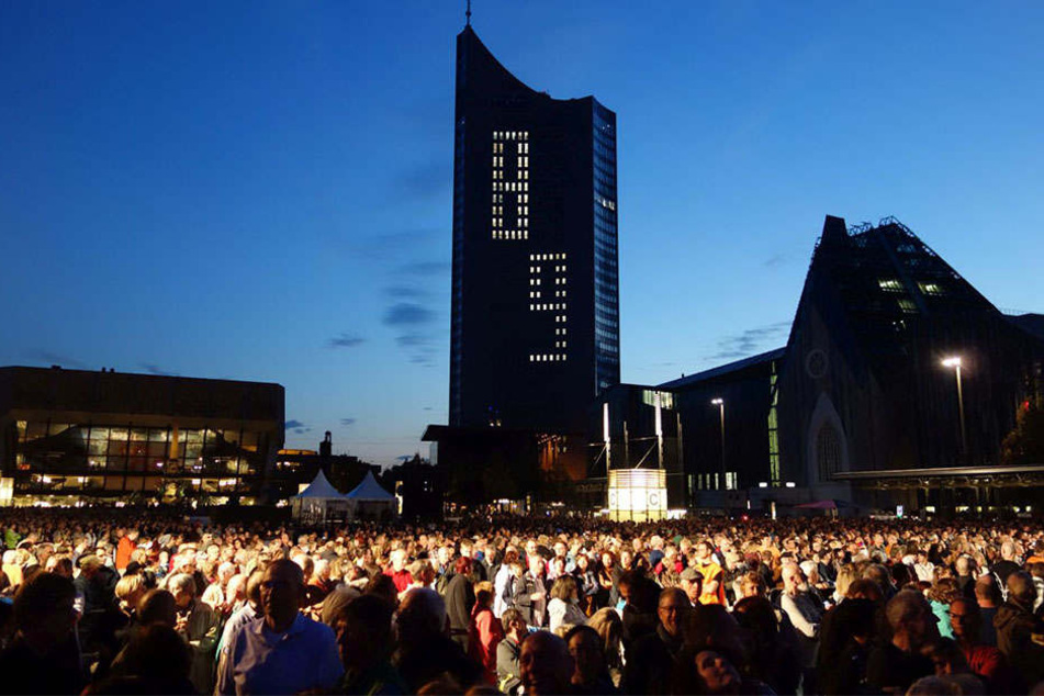 Tausende Menschen strömen jedes Jahr auf den Augustusplatz, um mit Kerzen an den 9. Oktober 1989 zu erinnern.