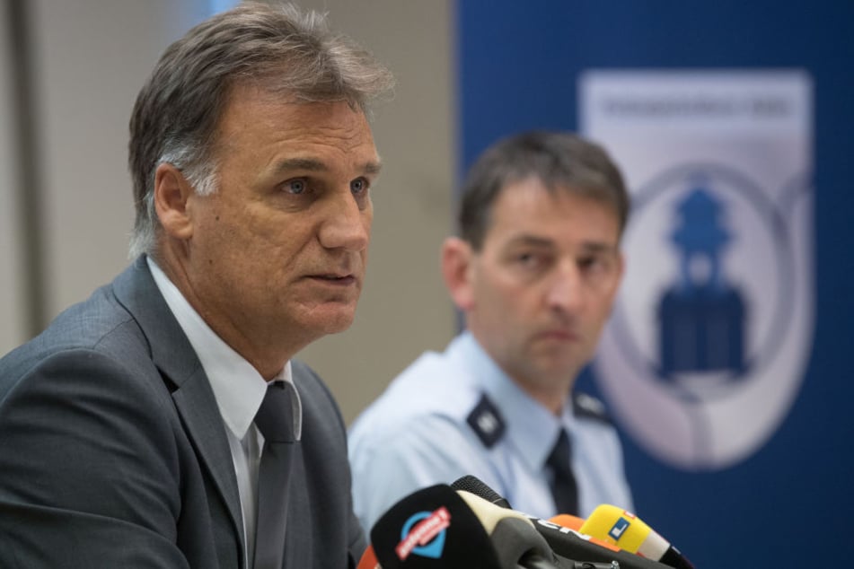 Der leitende Kriminaldirektor des Polizeipräsidiums Aalen, Reiner Möller (l.) , während der Pressekonferenz.