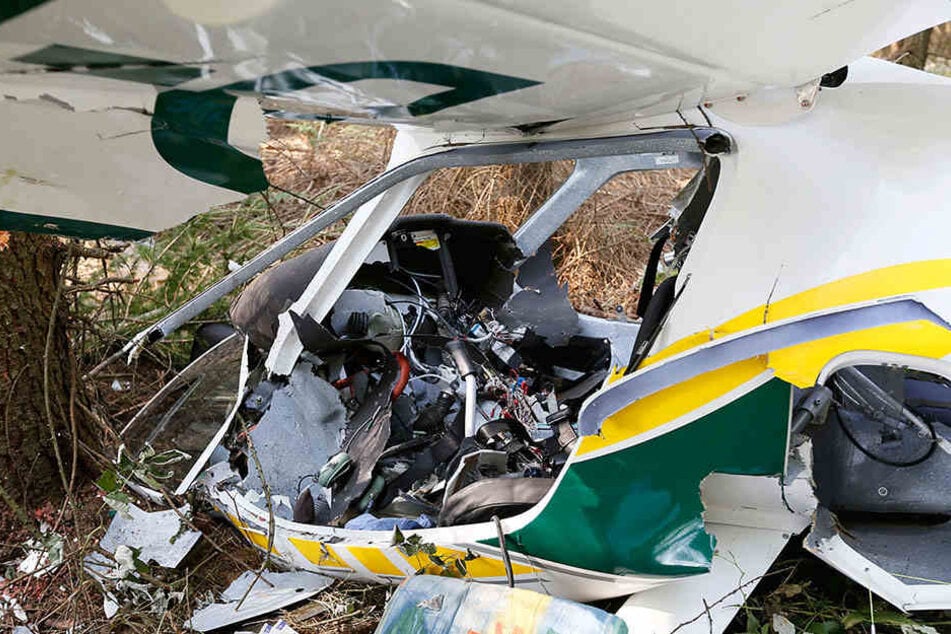 Nach dem Absturz war das Flugzeug nur noch ein Wrack. Papa und Tochter
starben am Unfallort.