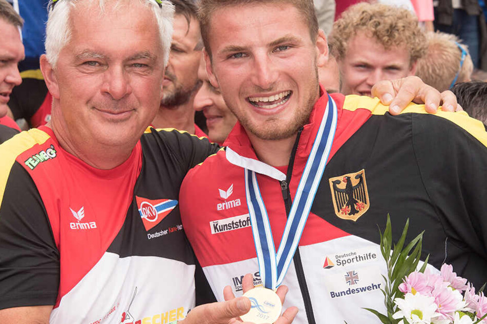 Trainer Jens Kühn mit seinem frischgebackenen Weltmeister Tom Liebscher und der Goldmedaille.