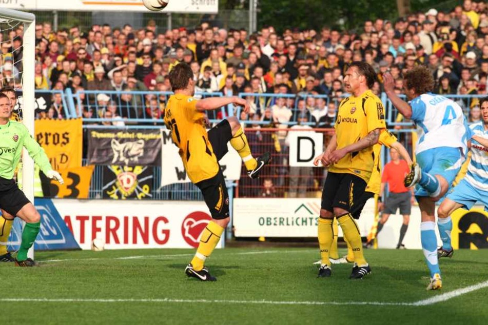 Julius Reinhardt als Doppel-Torschütze - das gab’s vor Halle zuletzt am 3. Mai 2010. Da
schlug Reinhardt (2.v.r.) im Sachsenpokal-Halbfinale gegen Dynamo Dresden zweimal zu.