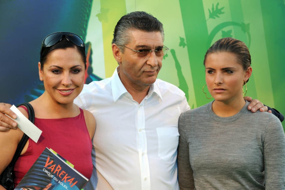 Neun Jahre lang waren Simone Thomalla (heute 53) und Rudi Assauer (✝74) ein Paar. Der Ex-Fußballprofi war demnach auch Ziehvater von Tochter Sophia (heute 29).