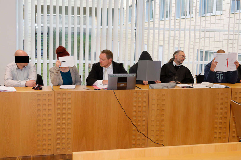 Michel Erik A., Anja S. (1. u. 2. v.l.), Christin S. (3.v.r.) und Steffen T. (r.) mit ihren Anwälten auf der Anklagebank.