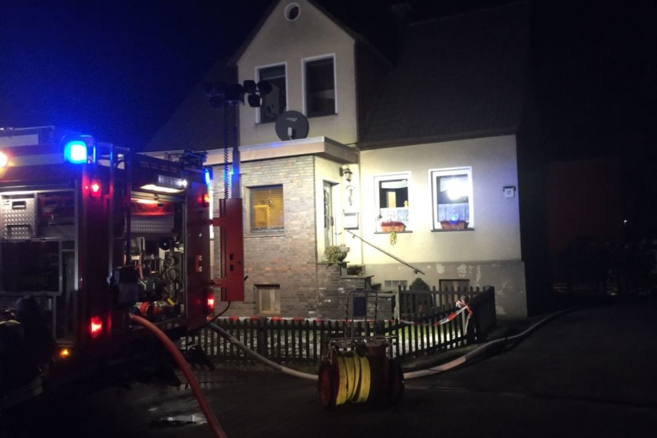 Die Wohnung im Erdgeschosses des Hauses hat Feuer gefangen.