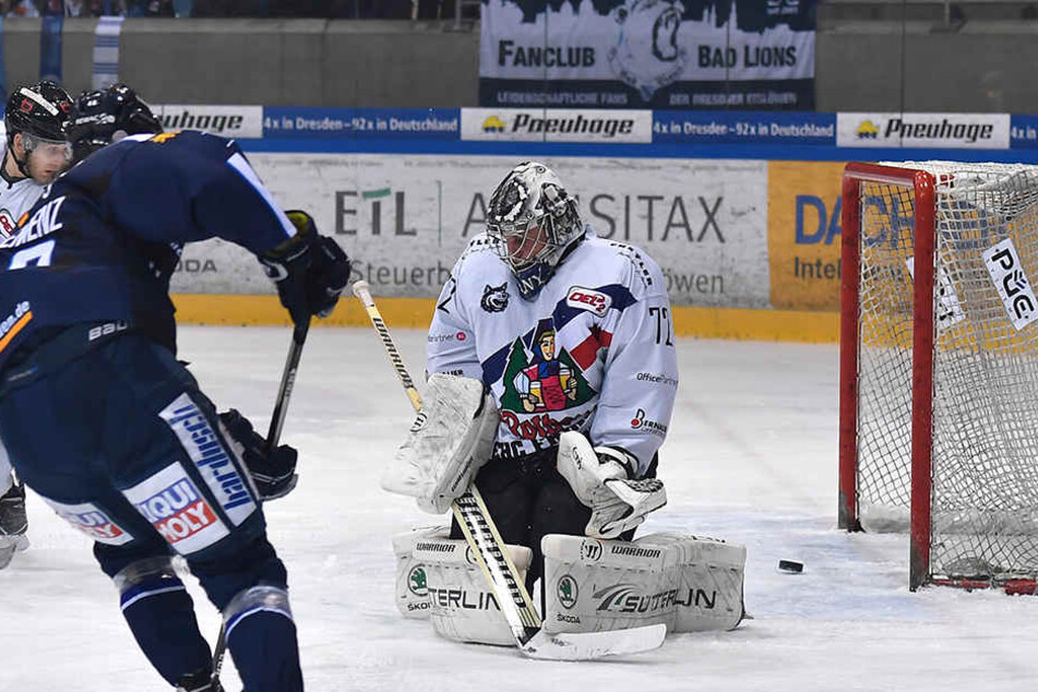 Ab ins Tor! Cedric Schiemenz erzielt das 1:0 für die Dresdner Eislöwen.