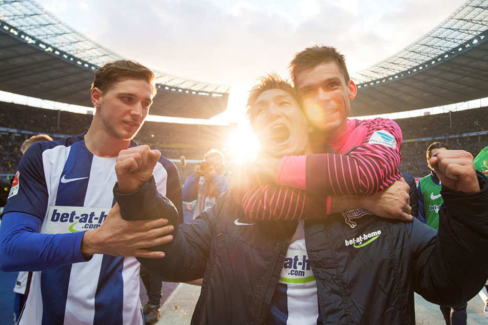Konnte in der vergangenen Spielzeit häufig jubeln! Hertha-Keeper Rune Jarstein (32, r) war in der Spielzeit 2016/17 ganz stark.