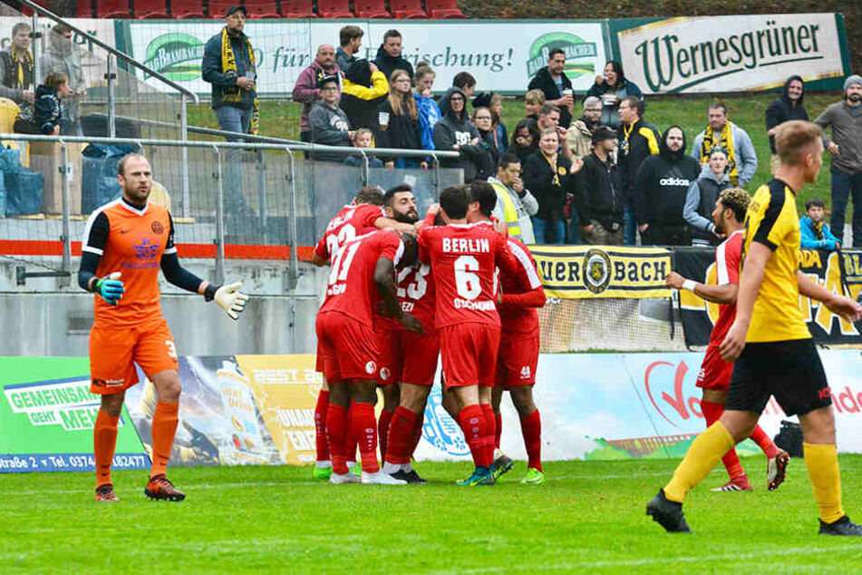 Vor zehn Tagen spielte der Berliner AK in Auerbach, gewann dort glücklich mit 3:2. Der BAK sorgte aber auch da schon für Aufsehen, übernachtete aus Angst vor sächsischen Übergriffen in Tschechien.