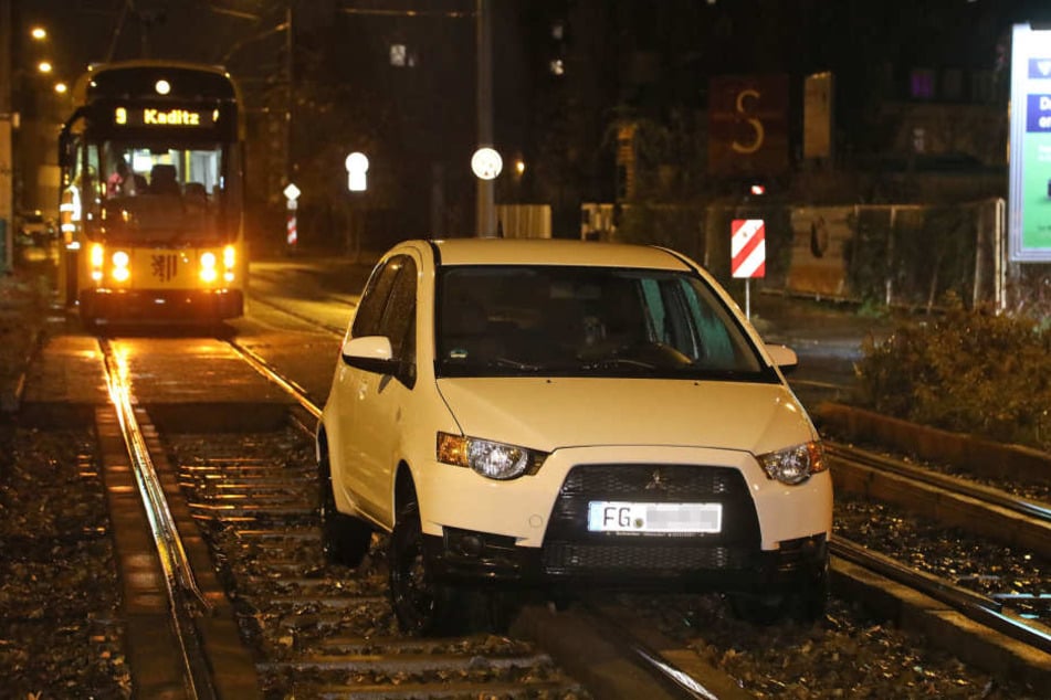 Die Frau landete mit ihrem Mitsubishi im Gleisbett und musste vom Abschleppdienst rausgezogen werden.