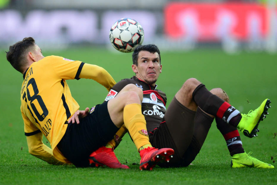 Das Spiel lebte vom Kampf, wie hier zwischen Paulis Waldemar Sobota und Dresdens Baris Atik.