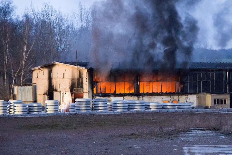 Beim Brand einer Lagerhalle des Betonwerks in Gersdorf entstanden rund 200.000 Euro Sachschaden. Die Kripo ermittelt.