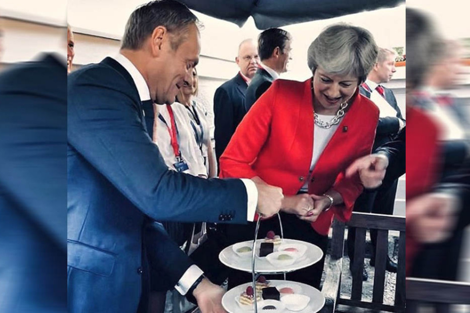 Donald Tusk (li.) und Theresa May am Kuchenbuffet.