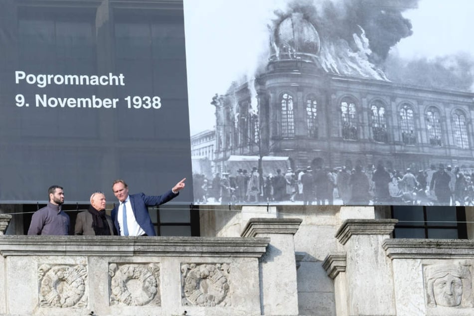 V.l.n.r.: Gemeinderabbiner Zsolt Balla, der Vorsitzender der Israelitischen Religionsgemeinschaft Leipzig Küf Kaufmann und Leipzigs Oberbürgermeister Burkhard Jung vor dem neuen Banner zur Erinnerung an die Pogromnacht am Neuen Rathaus.