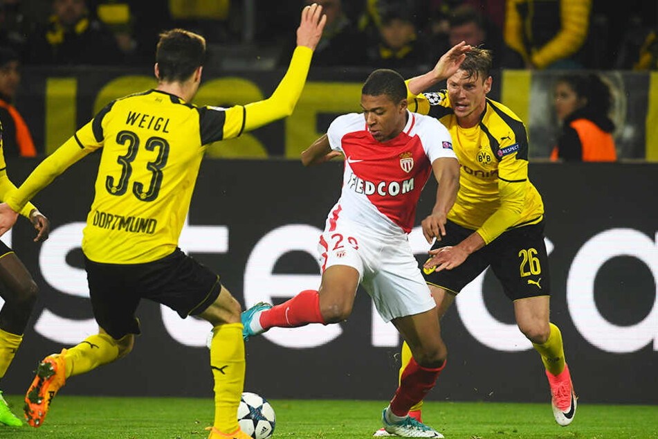 Kylian Mbappé (M.) debütierte bereits mit 17 Jahren beim AS Monaco in der Champions League. Die Dortmunder Julian Weigl (l.) und Lukasz Piszczek (r.) können ihn nicht stoppen.